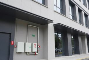 Retrofit e segurança contra incêndio em edifício moderno com sistemas atualizados